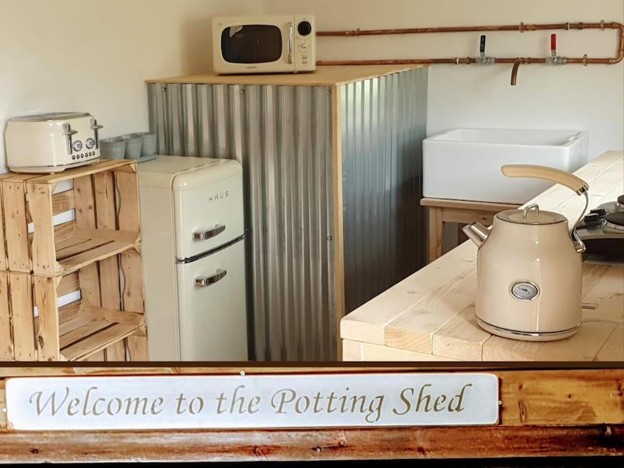The Potting Shed Near Tenby, 100" Projector, Four Poster Bed, On-Site Hot Tub Access Via Spa Pack, Breakfast Экстерьер фото