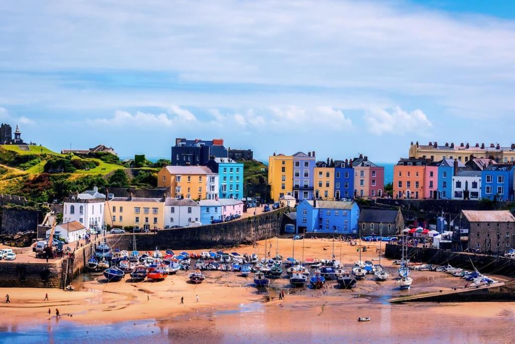 The Potting Shed Near Tenby, 100" Projector, Four Poster Bed, On-Site Hot Tub Access Via Spa Pack, Breakfast Экстерьер фото